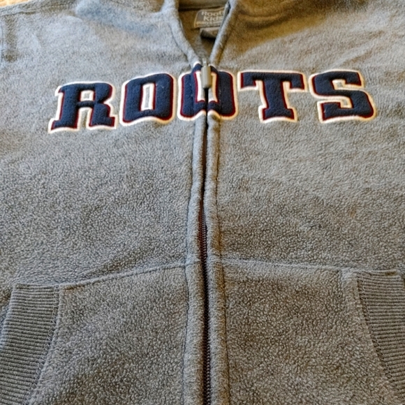 🔥 Sale 🔥 ROOTS zip up hoodie sweater, warm fuzzy comfortable kids medium 7-8 - Picture 2 of 3